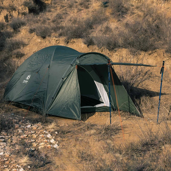 C'est une tente kaki ultra légère militaire. Elle est doté d'un espace de couchage et d'un hall. 