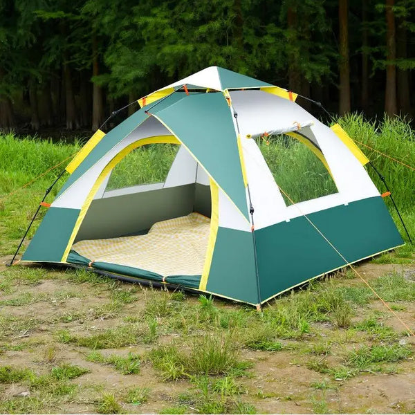 Une tente tricolore avec ouverture facile,deux portes et deux fenêtres est installée en lisière de forêt.