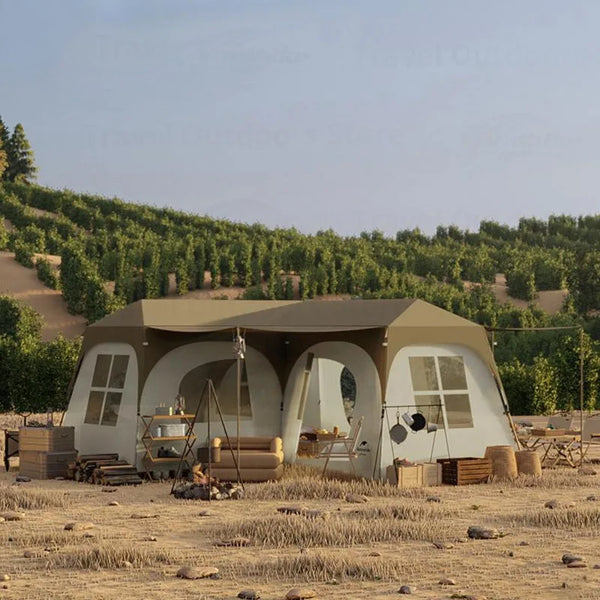 Une tente lodge verte et beige en forme de L est installée dans un champ. La tente est composée de deux chambres et a un salon au milieu. Elle est entourée de décoration