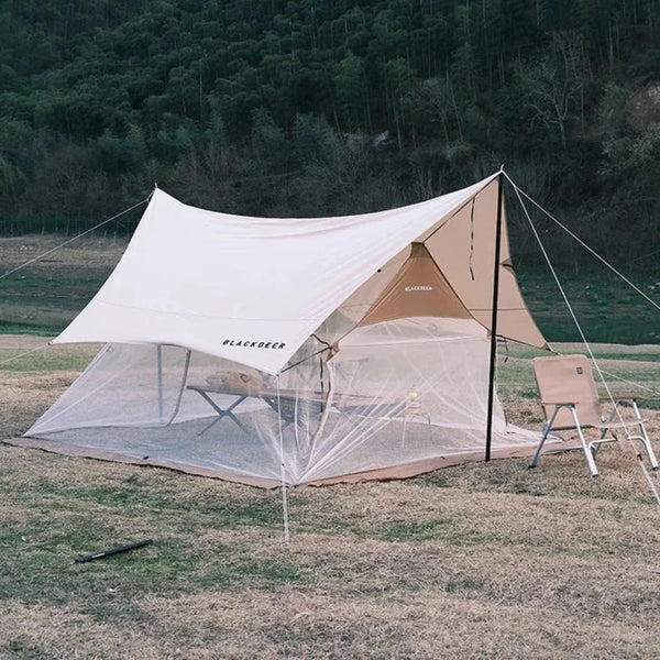 C'est une tente moustiquaire 6 places. Elle est beige, installée dans un champ.