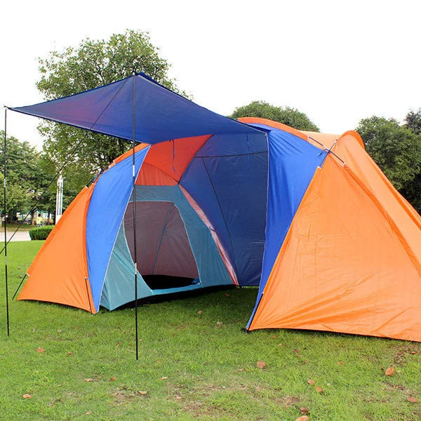 Une tente orange et bleue est installée dans un jardin. Elle a deux chambres.